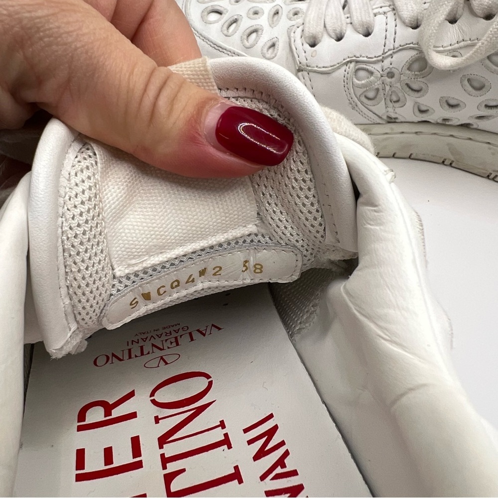 VALENTINO GARAVANI Logo Eyelet Sneakers - Picture 8 of 9